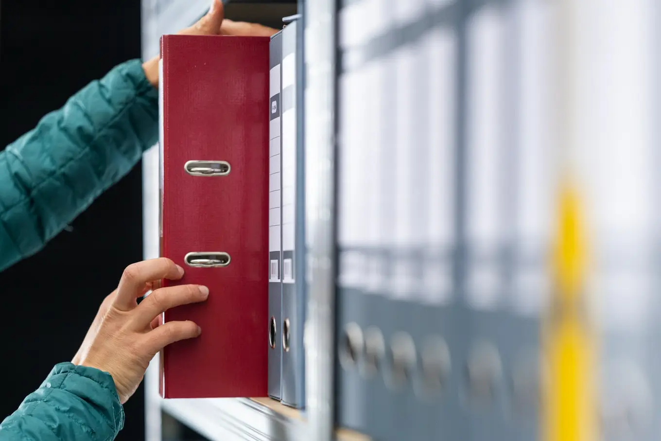 kobieta wkłada segregator